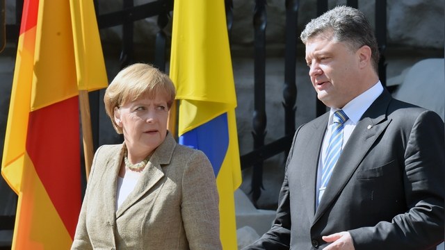 Меркель и Порошенко обеспокоены нарушением перемирия на Украине