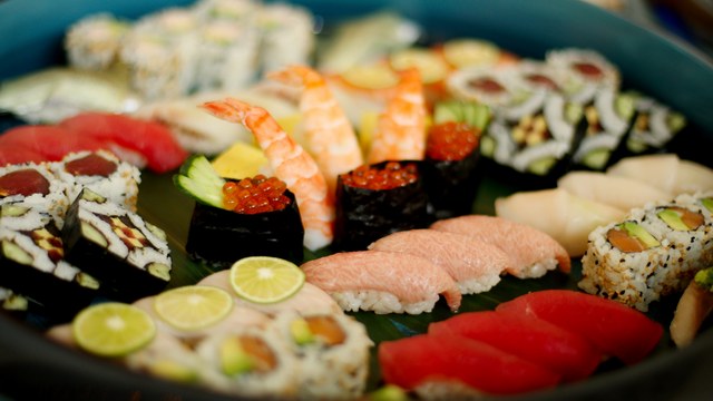 Bloomberg: Популярность суши в России падает вместе с рублем