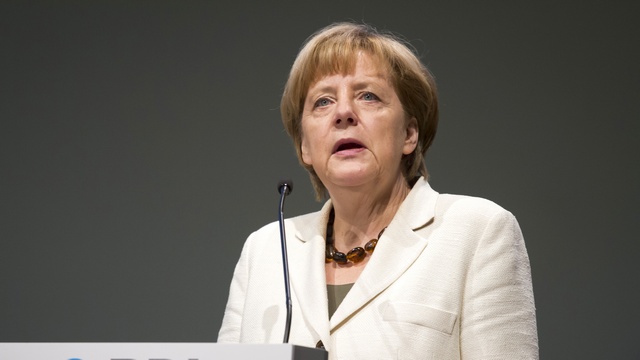 Меркель: ЕС пока не спешит отменять санкции против Москвы