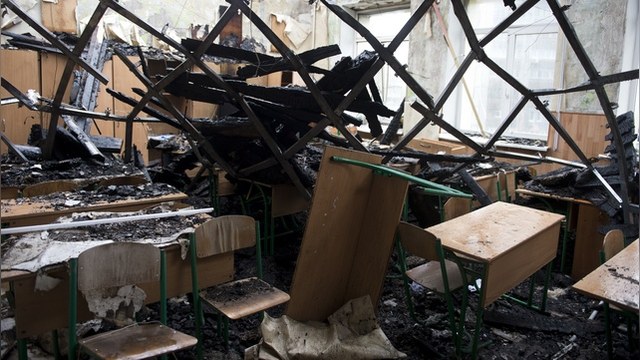 Бомбардировки оставили донецких школьников без «Дня знаний» 