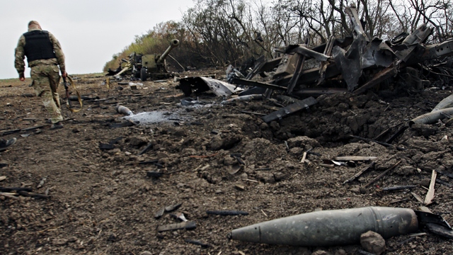 FP: Ополченцы собирают урожай кассетных бомб на полях Донбасса