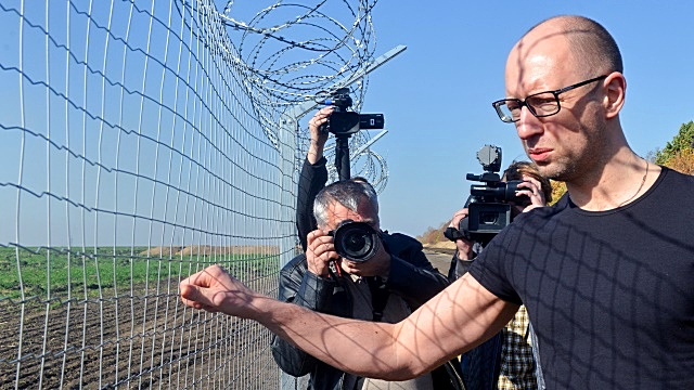 Яценюк не исключил возможность введения визового режима с Россией