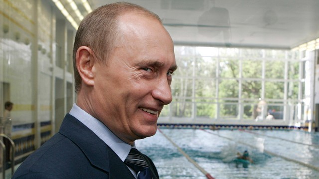 Международная федерация плавания не жалеет, что наградила Путина