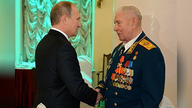 Путин вручил орден Александра Невского члену ГКЧП