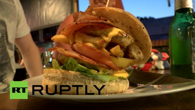 Жителей Брисбена угостили «путинским» гамбургером