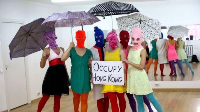 Pussy Riot подняли зонтики за протестующих в Гонконге 