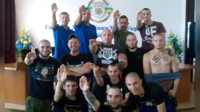 «Молодежь просто развлекалась»: Киев открестился от нацистов в милиции  