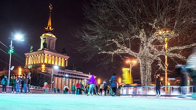 Эстонский журналист о Москве: Вместо паники от санкций - предновогодняя суета