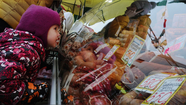 Rzeczpospolita: Застолье россиянам может скрасить «антикризисная» колбаса