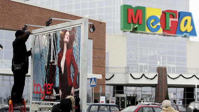 FT: Падающий рубль погнал россиян по магазинам