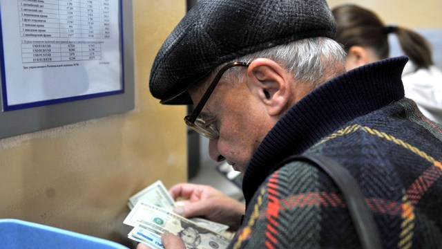 Le Figaro: Белорусы боятся, что их валюту постигнет участь рубля