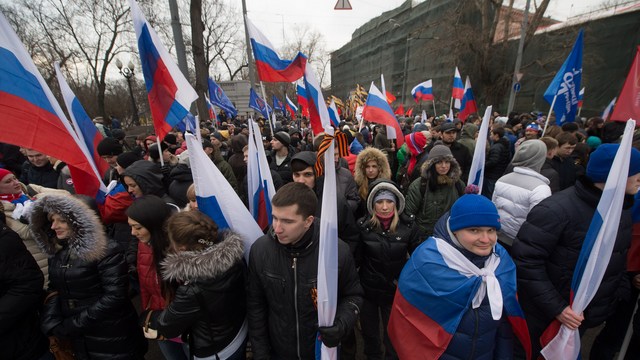 Independent: Западные санкции вынудили россиян свернуть с пути демократии