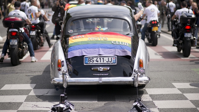 Le Monde: Мировой автопром идет геям навстречу, а в России их не пускают за руль 