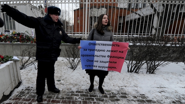 NYT: Трагедию в Париже россияне считают расплатой за богохульство Запада