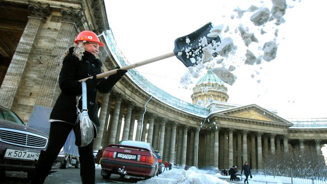 BBC: Вице-губернатор Петербурга призвал жителей убирать снег самостоятельно