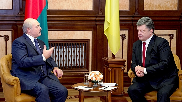 Лукашенко признал, что дружба с Западом тянет Украину в болото