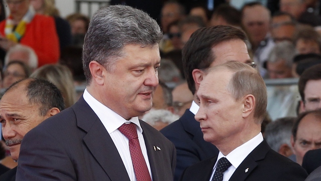 Сорос и Леви: Нельзя позволить Путину поставить Порошенко на колени