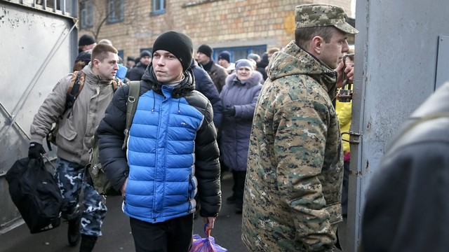 Без справки из военкомата украинских призывников не выпустят даже из области