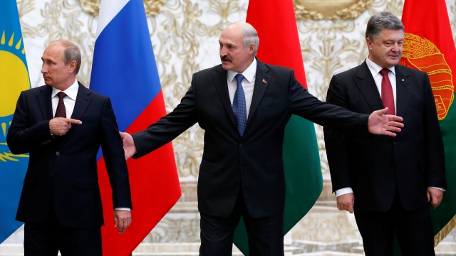 Financial Times: Ради перемирия Порошенко шантажировал Путина