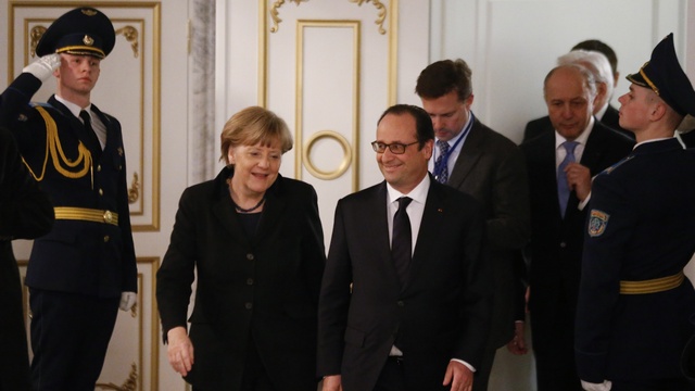 Die Zeit: Олланд и Меркель спасут украинцев из Дебальцевского котла