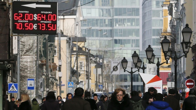 Huffington Post: Падение индекса цен влияет на Россию сильнее санкций