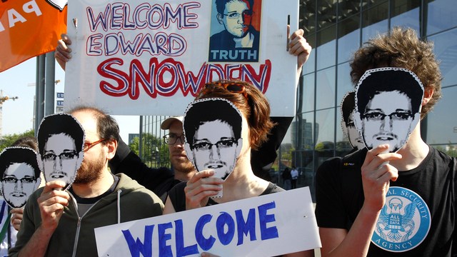 Le Monde: США пригрозили Германии санкциями, если она приютит Сноудена