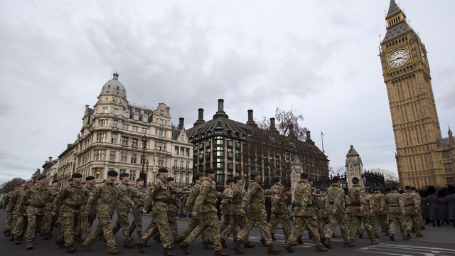 Расходы на оборону Лондон оправдывает «хаосом» в мире и российской угрозой