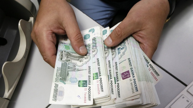 Focus: Санкции и слабый рубль лишают россиян зарплат