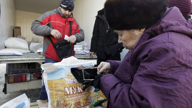 Le Monde: В кризис россияне экономят на еде и занимаются ремонтом