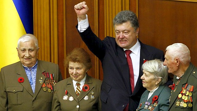Порошенко: Украина не будет праздновать День Победы по российскому сценарию