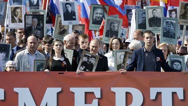 BBC: Сотни тысяч москвичей встали под знамена «Бессмертного полка»