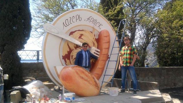 Daily Mail: Памятник сосиске в «Артеке» отбил у крымчан аппетит 