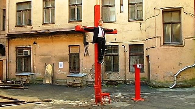 Во дворе рижского КГБ распяли статую Путина