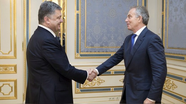 Daily Telegraph: Погостив у Порошенко, Тони Блэр заглянул на форум к Путину