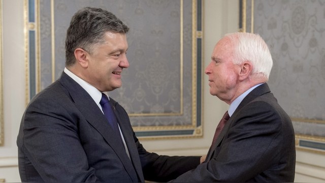 Порошенко пожаловался Маккейну, что Кремль превратил Украину в полигон