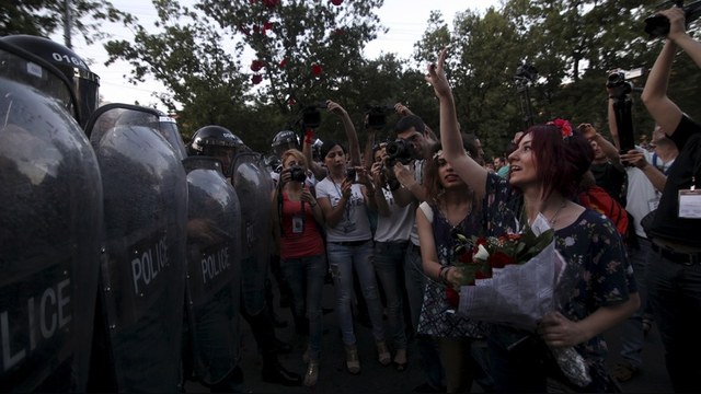 Bloomberg: Протесты в Ереване озадачили Кремль – в Киеве так же начиналось