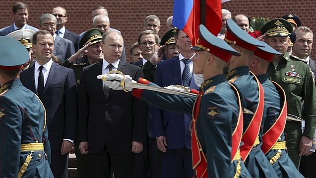 IBT: Россияне боятся войны, но поддерживают «воинственного» Путина