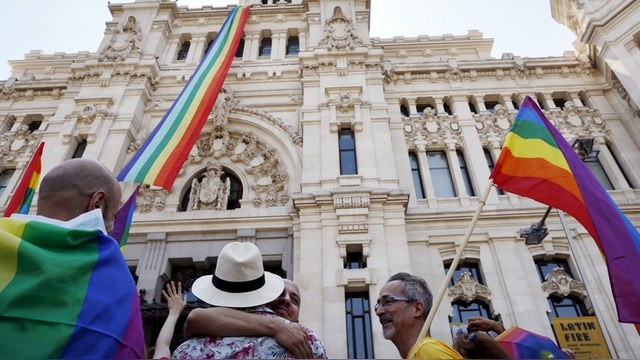 «Гетерофлаг» от Единой России обидел геев Испании