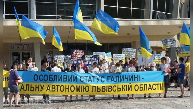 «Хватит кормить воров в Киеве»: Жители Львова требуют автономии
