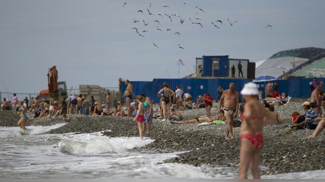 Economist: «Невыездные» россияне меняют песочные пляжи на каменистые