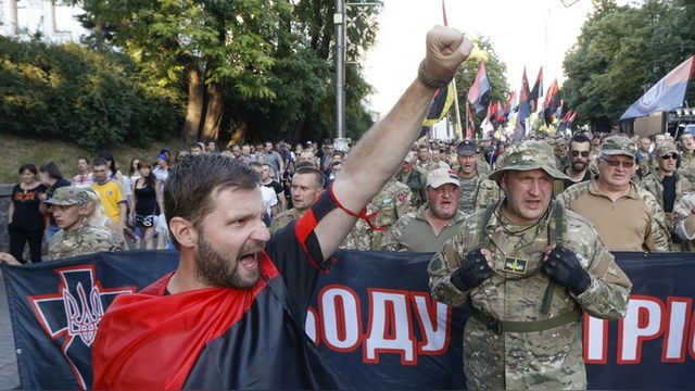 Корреспондент: «Правый сектор» зовет украинцев на Майдан