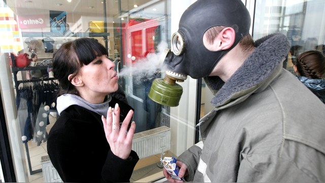 BI: Табачные концерны жалуются, что в России стали меньше курить