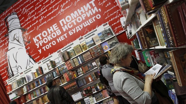 Guardian: Переживая кризис, россияне увлеклись конспирологией