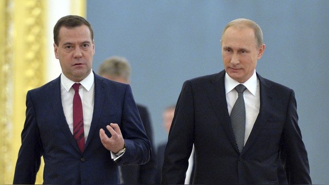 FT: Путин и Медведев играют с Японией в «хорошего и плохого полицейских»