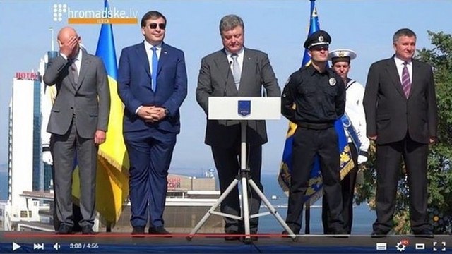 Саакашвили покорил соцсети своими нелепыми штанами