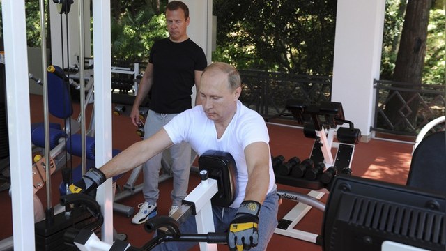 DM: Путин показал бицепсы, но устоял перед соблазном разорвать футболку