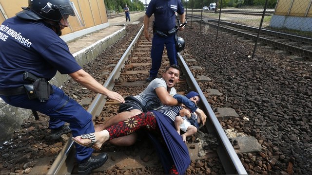 Le Monde: Бывшие соцстраны обходятся с мигрантами не по-европейски