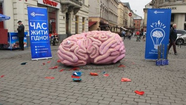 Жители Львова отчистили мозг при помощи кувалды