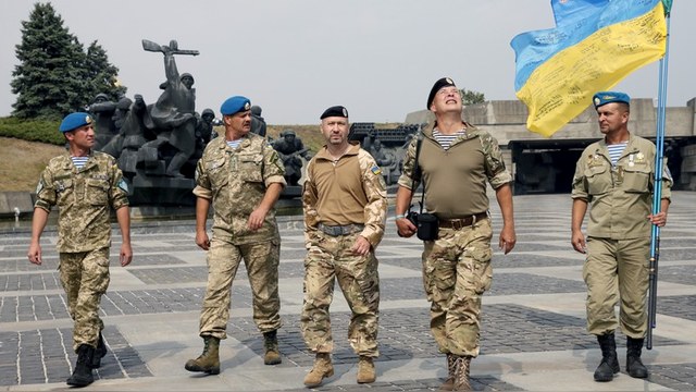 Украинских военных губят ДТП, мины, суицид и... пьянство