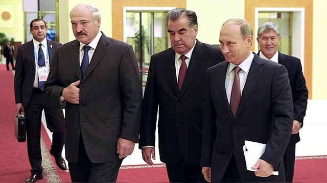 VOA: Из-за кризиса на Украине ЕС смотрит на Лукашенко сквозь пальцы